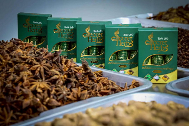 �ٻ�Ҿ���2 �ͧ�Թ��� : �ҹ���ѹ��ع�� Secret Herbs Herbal Medicated Oil ����� ����� ��Ҵ��è� 1 �Ǵ 8 ml.�ҹ���ѹ��ع�ë���� ����� �س���ѵ� 3 in 1 �ú㹢Ǵ���� ���ٴ�����ԧ���¹ �Ǵ������ҡ�ûǴ�����¡�������� ��зҺ�����ҡ����ŧ�ѹ���� ����ա������ʴ��� ����